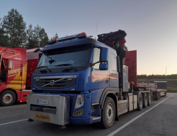 PSV-Kuljetuksen Volvo FM
PSV-Kuljetus Oy:n nosturilla varustettu Volvo täysperävaunuyhdistelmä.
Avainsanat: PSV-Kuljetus Volvo FM ST1 Hirvaskangas