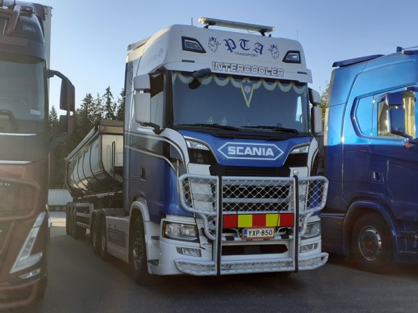 PTA-Kuljetuksen Scania S520
PTA-Kuljetus Oy:n Scania S520 sorapuolikas.
Avainsanat: PTA-Kuljetus Scania S520 ABC Hirvaskangas