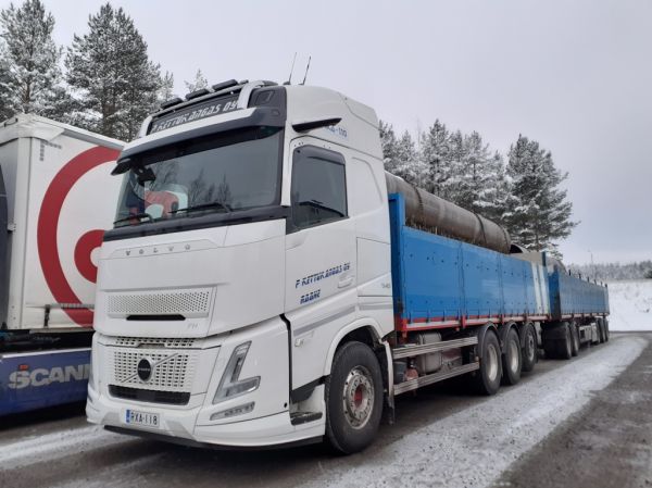 P Kettukankaan Volvo FH540
P Kettukangas Oy:n Volvo FH540 täysperävaunuyhdistelmä.
Avainsanat: Kettukangas Volvo FH540 ST1 Hirvaskangas