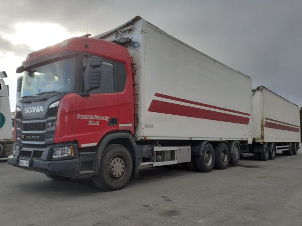 P Kirkisen Scania XT
P Kirkinen Ky:n Scania XT hakeyhdistelmä.
Avainsanat: Kirkinen Scania XT ABC Hirvaskangas
