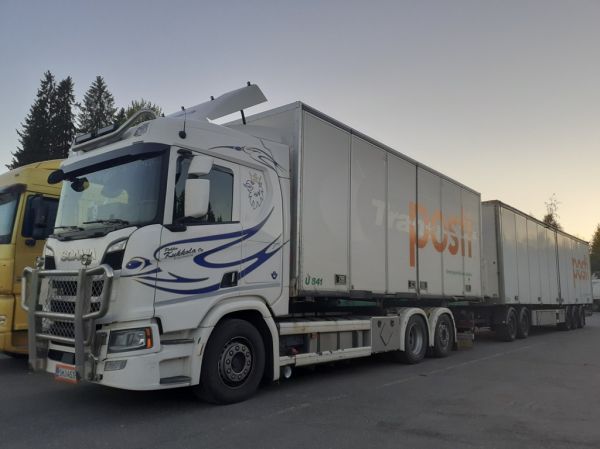 P Kukkolan Scania
P Kukkola Oy:n Scania täysperävaunuyhdistelmä.
Avainsanat: Kukkola Scania ABC Hirvaskangas Posti