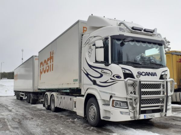 P Kukkolan Scania
P Kukkola Oy:n Scania täysperävaunuyhdistelmä.
Avainsanat: Kukkola Scania Shell Hirvaskangas