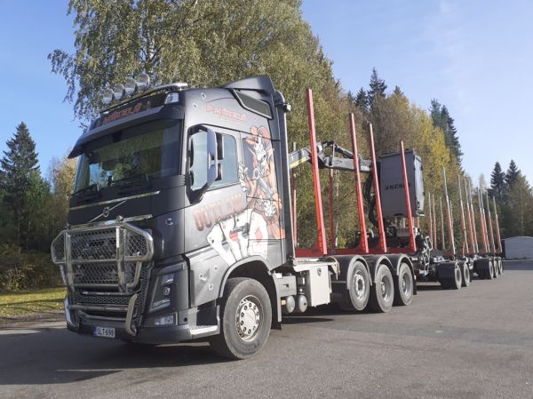 P Mäkelän Volvo FH16
P Mäkelän Volvo FH16 "Out Law" puutavarayhdistelmä.

Avainsanat: P-Mäkelä Volvo FH16 Shell Hirvaskangas Out Law