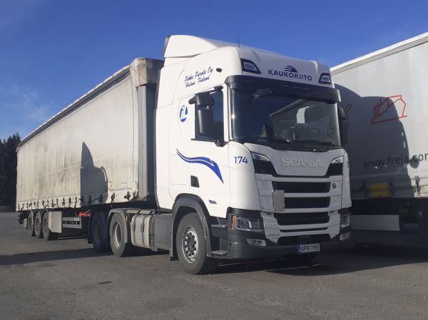 P Purolan Scania 500R
P Purola Oy:n Scania 500R puoliperävaunuyhdistelmä.
Avainsanat: Purola Scania 500R ABC Hirvaskangas 174