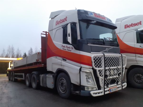 Klikkaa kuvaa nähdäksesi se täysikokoisena
==============
P Purolan Volvo FH
P Purola Oy:n Volvo FH puoliperävaunuyhdistelmä.
Avainsanat: Purola Volvo FH Betset ST1 Hirvaskangas P Purolan Volvo FH
P Purola Oy:n Volvo FH puoliperävaunuyhdistelmä.
Avainsanat: Purola Volvo FH Betset ST1 Hirvaskangas