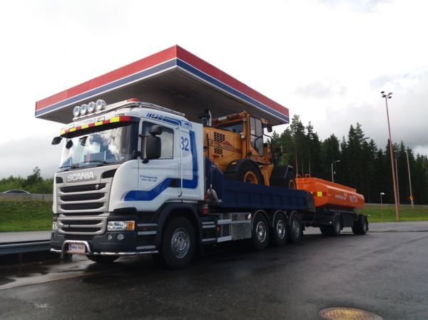 P Salosen Scania G450
P Salosen Oy:n Scania G450 vaihtolava-auto.
Avainsanat: Salonen Scania G450 ABC Hirvaskangas 82