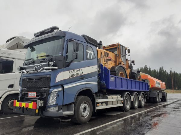 P Salosen Volvo FH
P Salosen Volvo FH täysperävaunuyhdistelmä.
Avainsanat: Salonen Volvo FH ABC Hirvaskangas 77