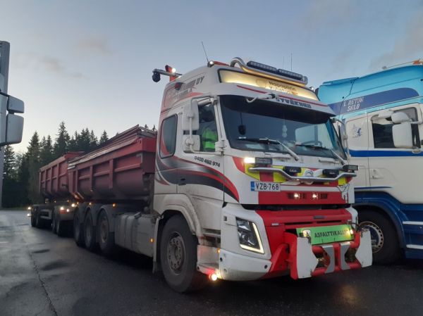 P Syväkurun Volvo FMX
P Syväkuru Oy:n Volvo FMX sorayhdistelmä.
Avainsanat: Syväkuru Volvo FMX ABC Hirvaskangas
