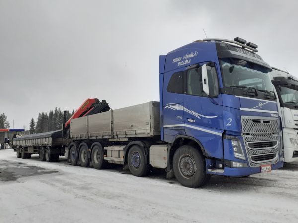 Kuljetusliike P Väinölän Volvo FH16
Kuljetusliike P Väinölä Oy:n nosturilla varustettu Volvo FH16 täysperävaunuyhdistelmä.
Avainsanat: Väinölä Volvo FH16 ABC Hirvaskangas 2