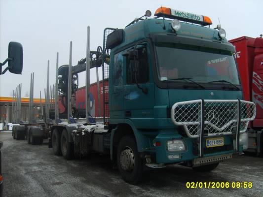 L Paappasen MB 2646 Actros
L Paappanen Ky:n MB 2646 Actros pöllirekka.
Avainsanat: MB 2646 Actros Shell Hirvaskangas Paappanen