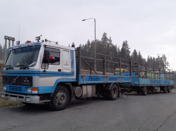 Päijän-Veneen Volvo FL
Päijän-Vene Ky:n Volvo FL täysperävaunuyhdistelmä.
Avainsanat: Päijän-Vene Volvo FL ABC Hirvaskangas