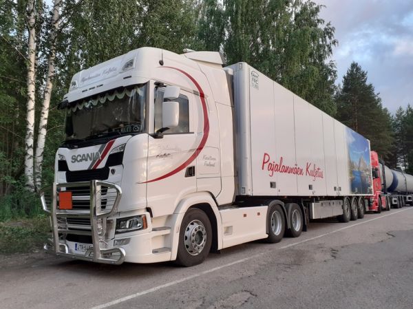 Pajalanmäen Kuljetuksen Scania
Pajalanmäen Kuljetuksen Scania puoliperävaunuyhdistelmä.
Avainsanat: Pajalanmäki Scania Shell Hirvaskangas Mikko