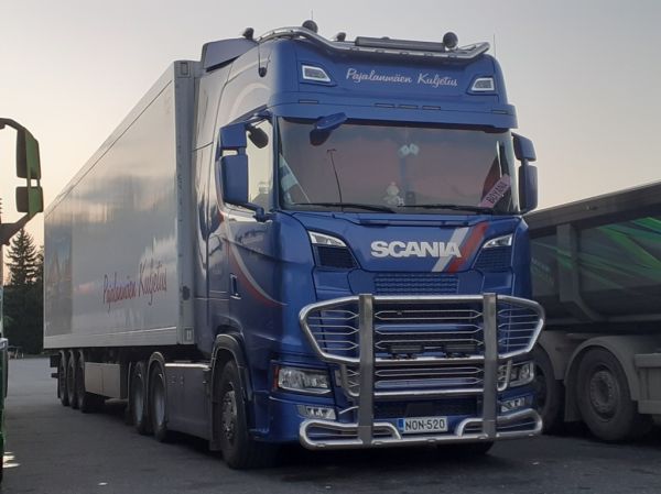Klikkaa kuvaa nähdäksesi se täysikokoisena
==============
Pajalanmäen Kuljetuksen Scania R520
Pajalanmäen Kuljetuksen Scania R520 puoliperävaunuyhdistelmä.
Avainsanat: Pajalanmäki Scania R520 ABC Hirvaskangas Boyona Pajalanmäen Kuljetuksen Scania R520
Pajalanmäen Kuljetuksen Scania R520 puoliperävaunuyhdistelmä.
Avainsanat: Pajalanmäki Scania R520 ABC Hirvaskangas Boyona