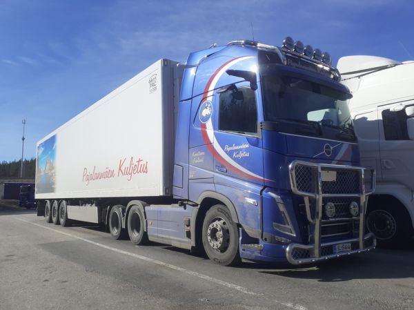 Klikkaa kuvaa nähdäksesi se täysikokoisena
==============
Pajalanmäen Kuljetuksen Volvo FH500
Pajalanmäen Kuljetus Oy:n Volvo FH500 puoliperävaunuyhdistelmä.
Avainsanat: Pajalanmäki Volvo FH500 ST1 Hirvaskangas Pajalanmäen Kuljetuksen Volvo FH500
Pajalanmäen Kuljetus Oy:n Volvo FH500 puoliperävaunuyhdistelmä.
Avainsanat: Pajalanmäki Volvo FH500 ST1 Hirvaskangas