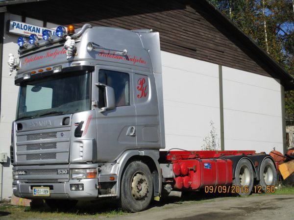 Palokan Kuljetuksen Scania 144
Palokan Kuljetuksen Scania 144 vaihtolava-auto.
Avainsanat: Palokan Kuljetus Scania 144