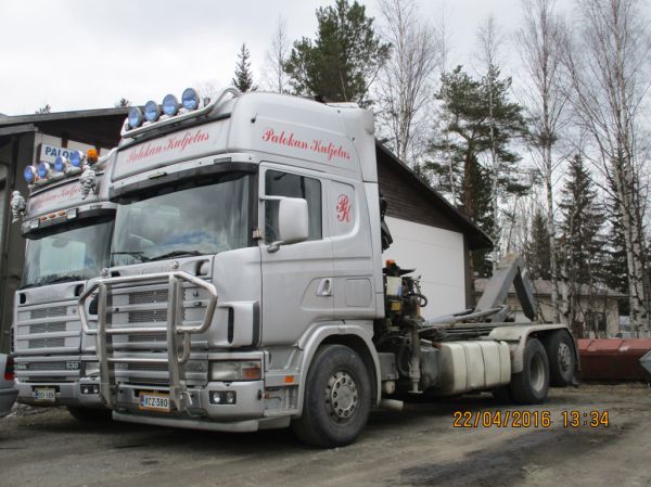 Palokan Kuljetuksen Scania 124
Palokan Kuljetuksen Scania 124 koukkulava-auto.
Avainsanat: Palokan Kuljetus Scania 124