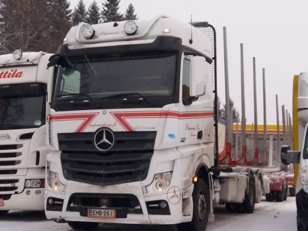 Papinahon MB 2551 Actros 
Papinaho Oy:n MB 2551 Actros puutavarayhdistelmä.  
Avainsanat: Papinaho MB 2551 Actros Shell Hirvaskangas