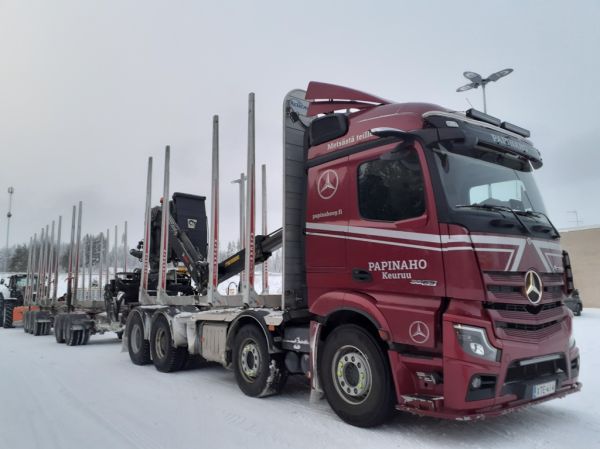 Papinahon MB 3563 Actros
Papinaho Oy:n MB 3563 Actros puutavarayhdistelmä.
Avainsanat: Papinaho MB 3563 Actros ST1 Hirvaskangas