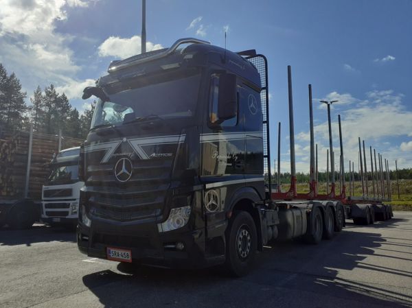 Papinahon MB Actros
Papinaho Oy:n MB Actros puutavarayhdistelmä
Avainsanat: Papinaho MB Actros Shell Hirvaskangas