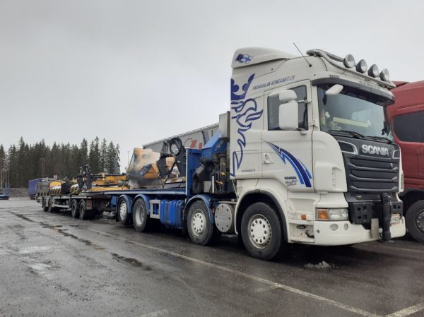 Parikkalan Konerahdin Scania
Parikkalan Konerahti Oy:n nosturilla varustettu Scania täysperävaunuyhdistelmä.
Avainsanat: Konerahti Scania ABC Hirvaskangas