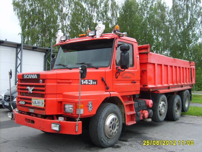 Maansiirto ja Kunnossapito Parkkisen Scania T143H
Maansiirto ja Kunnossapito Parkkisen neljäakselinen Scania T143H 450 sora-auto.
Avainsanat: Parkkinen Scania T143H 450