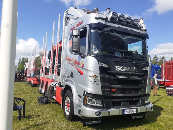 Partasen Kuljetuksen Scania R770 XT
Partasen Kuljetus Oy:n Scania R770 XT puutavara-auto.
Avainsanat: Partanen Scania R770XT Runni25