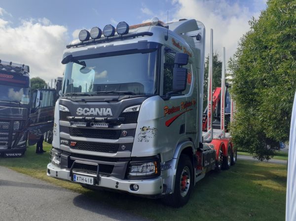 Partasen Kuljetuksen Scania R770 XT
Partasen Kuljetus Oy:n Scania R770 XT puutavara-auto.
Avainsanat: Partanen Scania R770XT Alahärmä25