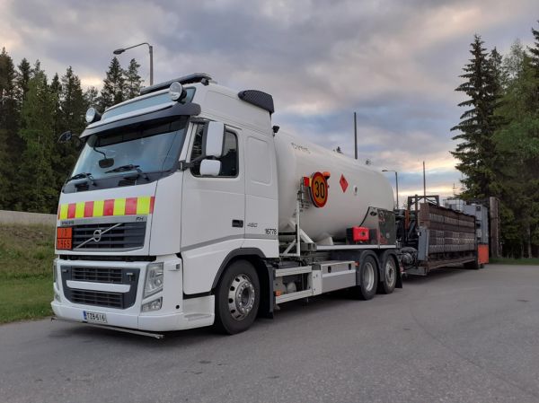 Peab Asfaltin Volvo FH480
Peab Asfaltin Volvo FH480 nestekaasun kuljetusauto ja asfaltinkuumennin.
Avainsanat: Peab Volvo FH480 16778 ABC Hirvaskangas