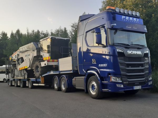 Pekki Transportin Scania 660S
Pekki Transport Oy:n Scania 660S lavettiyhdistelmä.
Avainsanat: Pekki Scania ABC Hirvaskangas