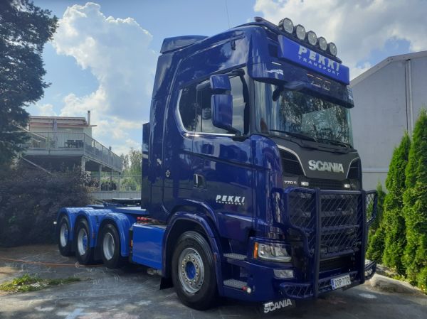 Pekki Transportin Scania 770S
Pekki Transport Oy:n Scania 770S rekkaveturi.
Avainsanat: Pekki Scania 770S Himos25
