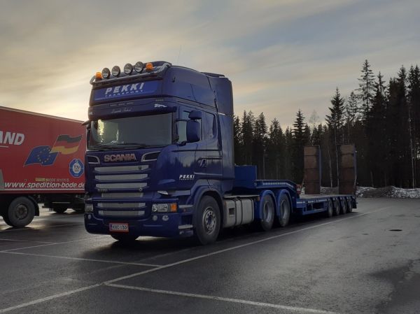 Pekki Transportin Scania R620
Pekki Transport Oy:n Scania R620 lavettiyhdistelmä.
Avainsanat: Pekki-Transport Scania R620 ABC Hirvaskangas