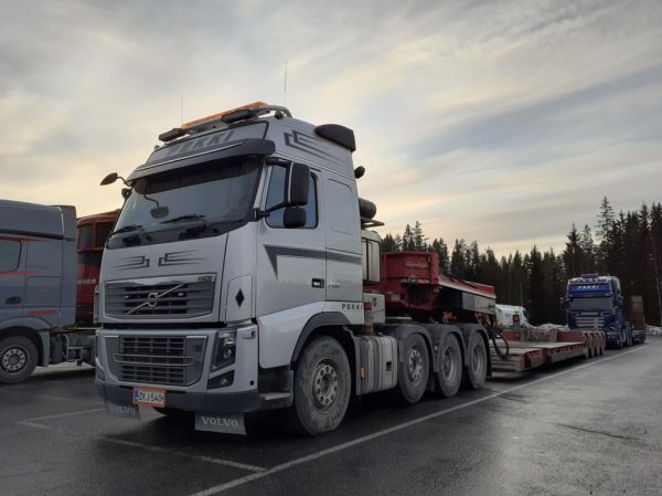 Pekki Transportin Volvo FH16
Pekki Transport Oy:n Volvo FH16 lavettiyhdistelmä.
Avainsanat: Pekki-Transport Volvo FH16 ABC Hirvaskangas