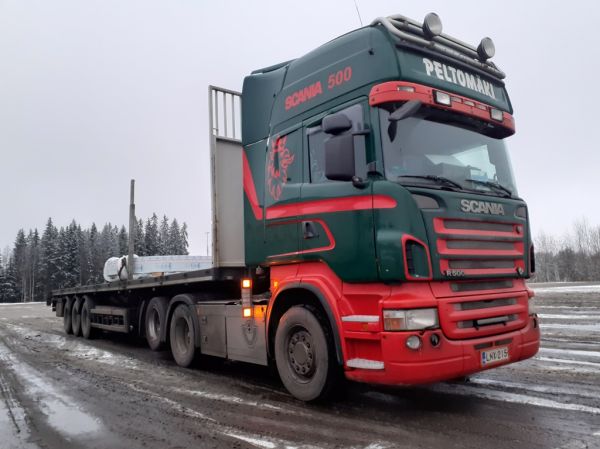 Peltomäen Scania R500
Peltomäen Scania R500 puoliperävaunuyhdistelmä.
Avainsanat: Peltomäki Scania R500 ABC Hirvaskangas