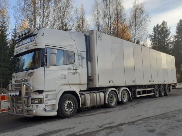 Penttilän Scania R580
Penttilän Scania R580 "Senjorita" puoliperävaunuyhdistelmä.
Avainsanat: Penttilä Scania R580 Senjorita Shell Hirvaskangas