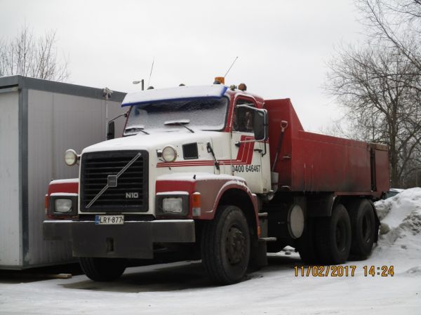 T:mi  I Penttisen Volvo N10 
T:mi  I Penttisen Volvo N10 maansiirtoauto. 
Avainsanat: Penttinen Volvo N10