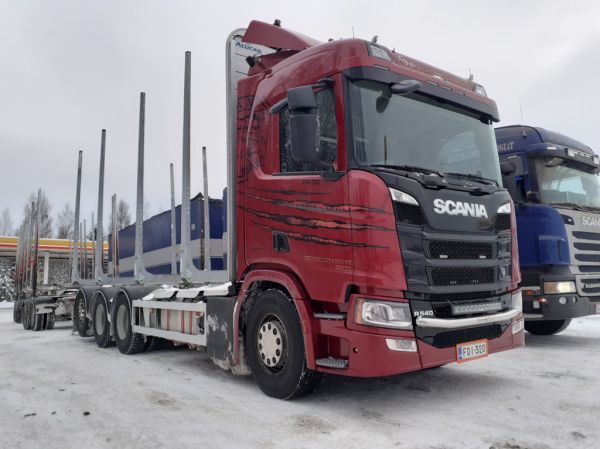 Perttulan Kuljetuksen Scania R540
Perttulan Kuljetus Oy:n Scania R540 puutavarayhdistelmä.
Avainsanat: Perttulan Kuljetus Scania R540 ABC Hirvaskangas