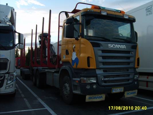 Perttulan Kuljetuksen Scania R480 
Perttulan Kuljetus Oy:n Scania R480 "Homer Simpson" puutavarayhdistelmä.
Avainsanat: Scania R480 Homer Simpson ABC Hirvaskangas