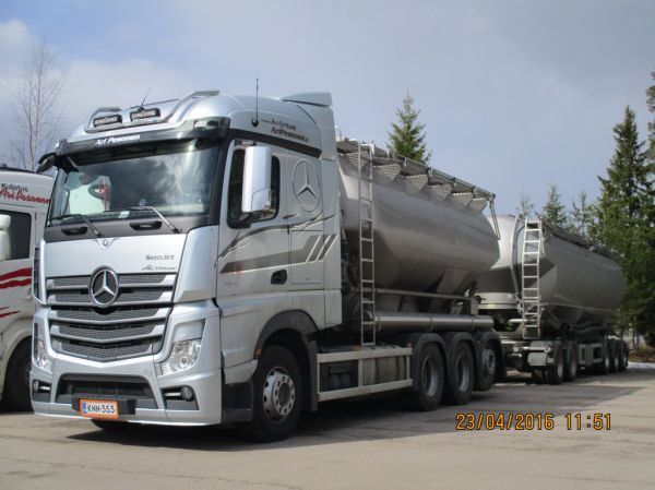 Kuljetus A Pesosen MB 3360 Actros 
Kuljetus A Pesonen Oy:n MB 3360 Actros "SemJet" säiliöyhdistelmä.
Avainsanat: Pesonen MB 3360 Actros SemJet