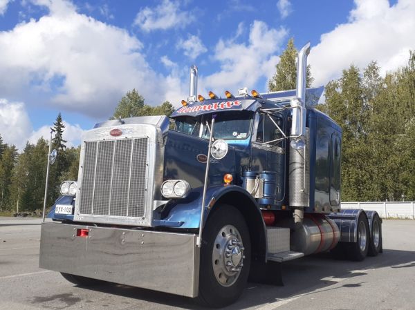 Peterbilt
Peterbilt rekkaveturi.
Avainsanat: Peterbilt Neste