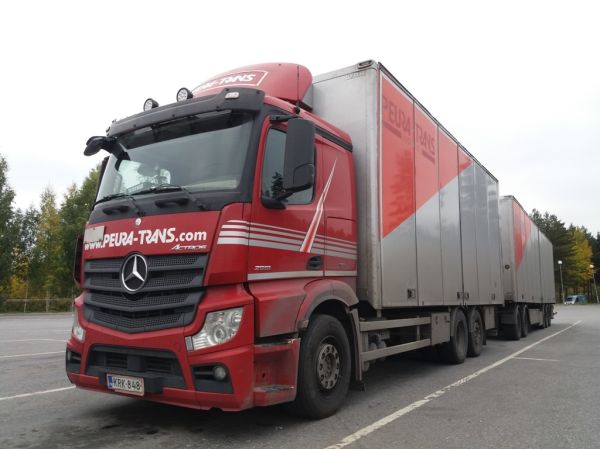 Peura-Transin MB 2551 Actros
Peura-Trans Oy:n MB 2551 täysperävaunuyhdistelmä.
Avainsanat: Peura-Trans MB 2551 Actros Neste Matin&Liisan