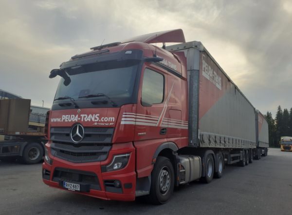 Peura-Transin MB 2653 Actros F
Peura-Trans Oy:n MB 2653 Actros F hct-yhdistelmä.
Avainsanat: Peura-Trans MB 2653 ActrosF ABC Hirvaskangas Hct