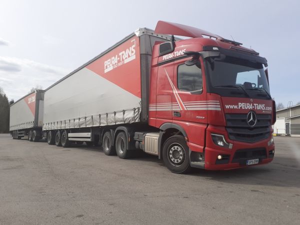 Peura-Transin MB 2653 Actros F
Peura-Trans Oy:n MB 2653 Actros F hct-yhdistelmä.
Avainsanat: Peura-Trans MB 2653 ActrosF Juustoportti Hct