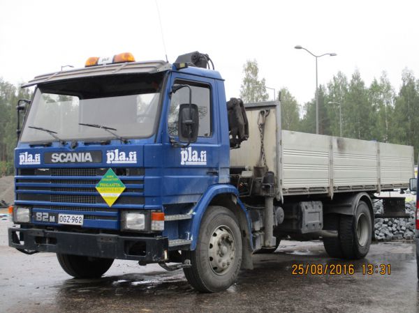 Pihalaatta-asennuksen Scania 82
Pihalaatta-asennus Oy:n nosturilla varustettu Scania 82.
Avainsanat: Pihalaatta-asennus Pla Scania 82