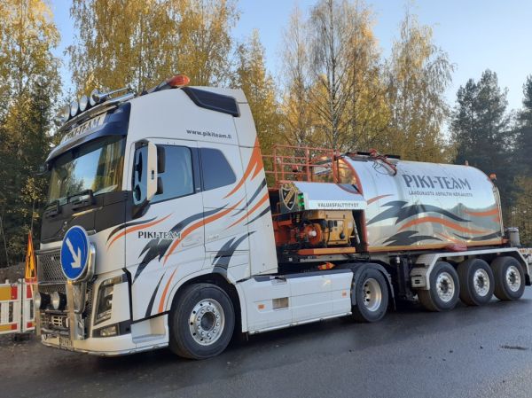 Piki-Teamin Volvo FH750
Piki-Teamin Volvo FH750 puoliperävaunuyhdistelmä.
Avainsanat: Piki-Team Volvo FH750 Shell Hirvaskangas