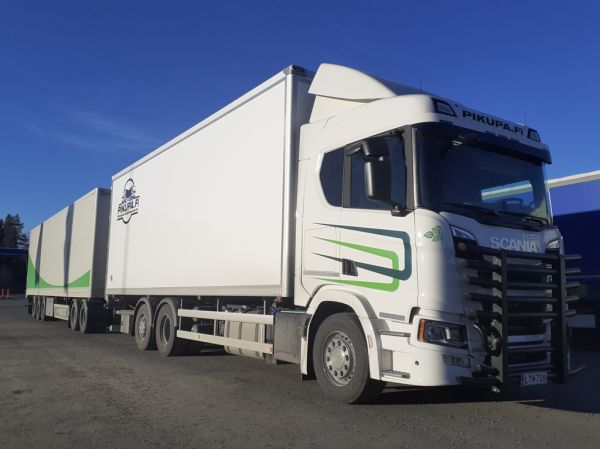 Pirkanmaan Kuljetuspalvelun Scania 500R 
Pirkanmaan Kuljetuspalvelu Oy:n Scania 500R täysperävaunuyhdistelmä.
Avainsanat: Pikupa Scania 500R ABC Hirvaskangas