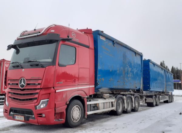 Plus Tradingin MB 3563 Actros L
Plus Trading Oy:n MB 3563 ActrosL täysperävaunuyhdistelmä.
Avainsanat: PlusTrading MB 3563 ActrosL ABC Hirvaskangas
