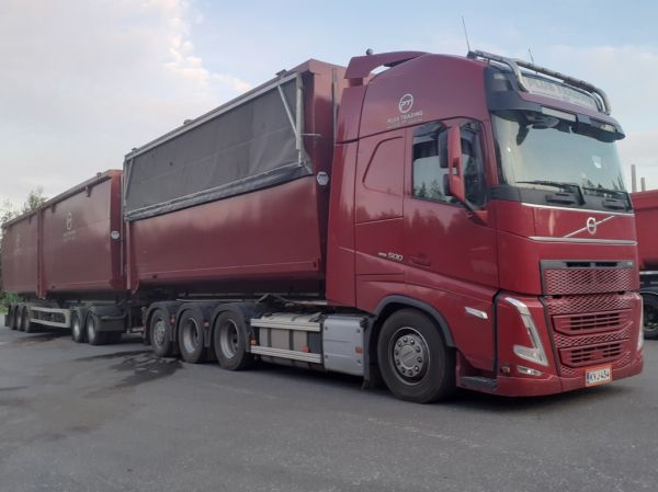 Plus Tradingin Volvo FH500
Plus Trading Oy:n Volvo FH500 täysperävaunuyhdistelmä.
Avainsanat: PlusTrading Volvo FH500 ABC Hirvaskangas