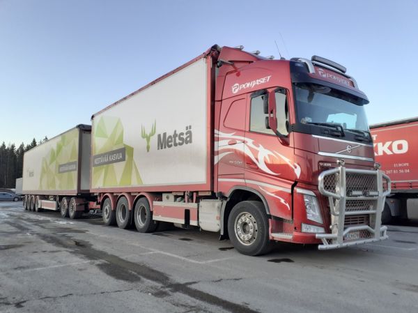 Pohjasen Volvo FH500
Pohjaset Oy:n Volvo FH500 täysperävaunuyhdistelmä.
Avainsanat: Pohjaset Volvo FH500 Metsä ABC Hirvaskangas