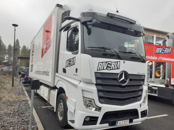 Pohjois-Karjalan koulutuskuntayhtymä Riverian MB 2553 Actros
Pohjois-Karjalan koulutuskuntayhtymä Riverian MB 2553 Actros rahtiauto,
Avainsanat: Riveria MB 2553 Actros Tahko25