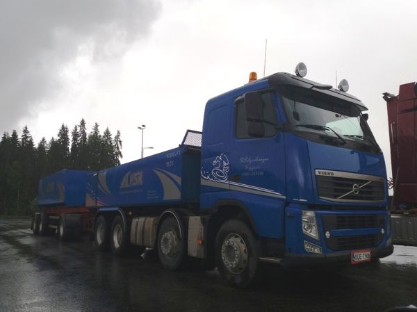 R Pohjoiskankaan Volvo FH
R Pohjoiskankaan Volvo FH sorayhdistelmä.
Avainsanat: Pohjoiskangas Volvo FH ABC Hirvaskangas